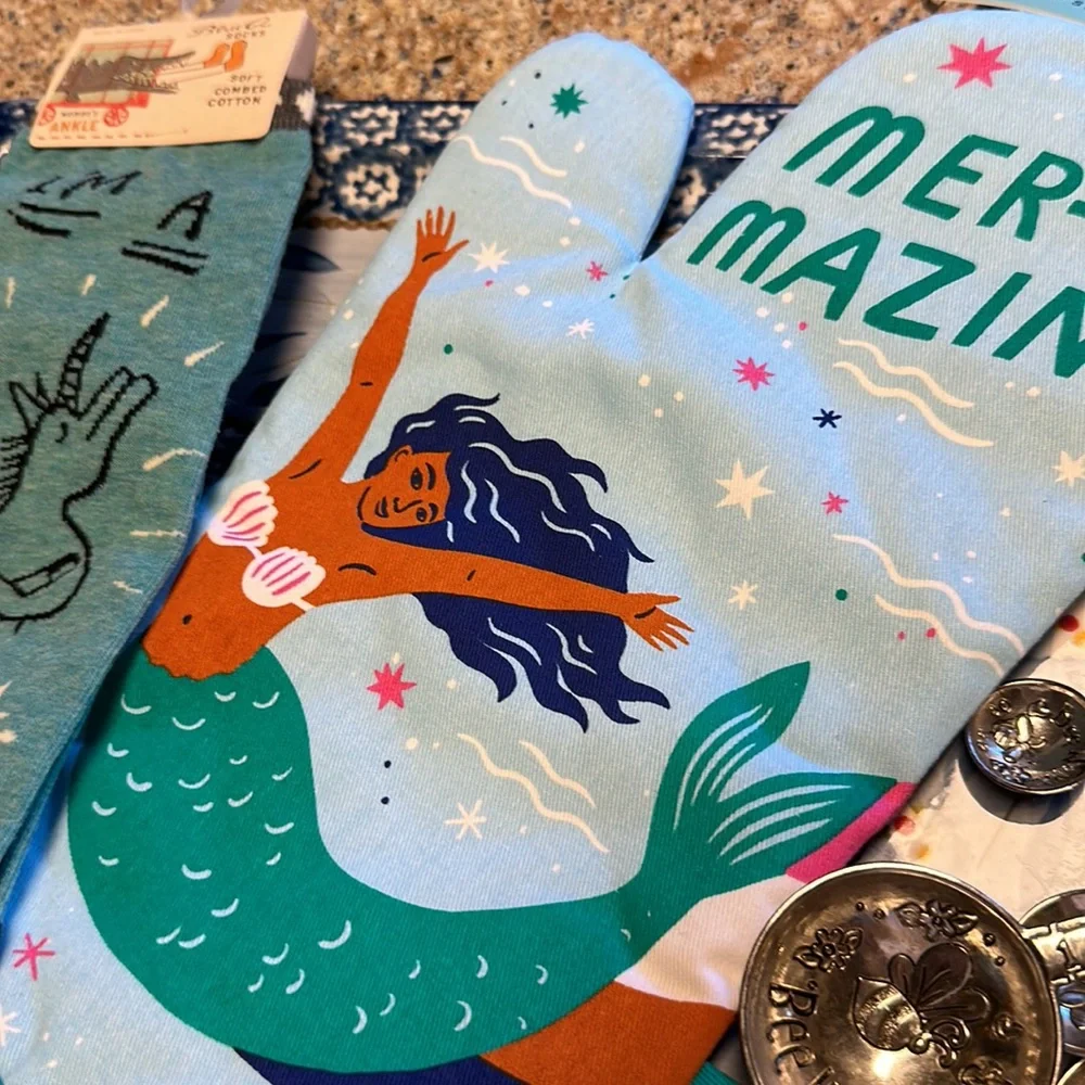 NIP Blue Q Fantasy Fan Pack Mer-Mazing Oven Mitt & Special Unicorn Socks - Picture 3 of 13